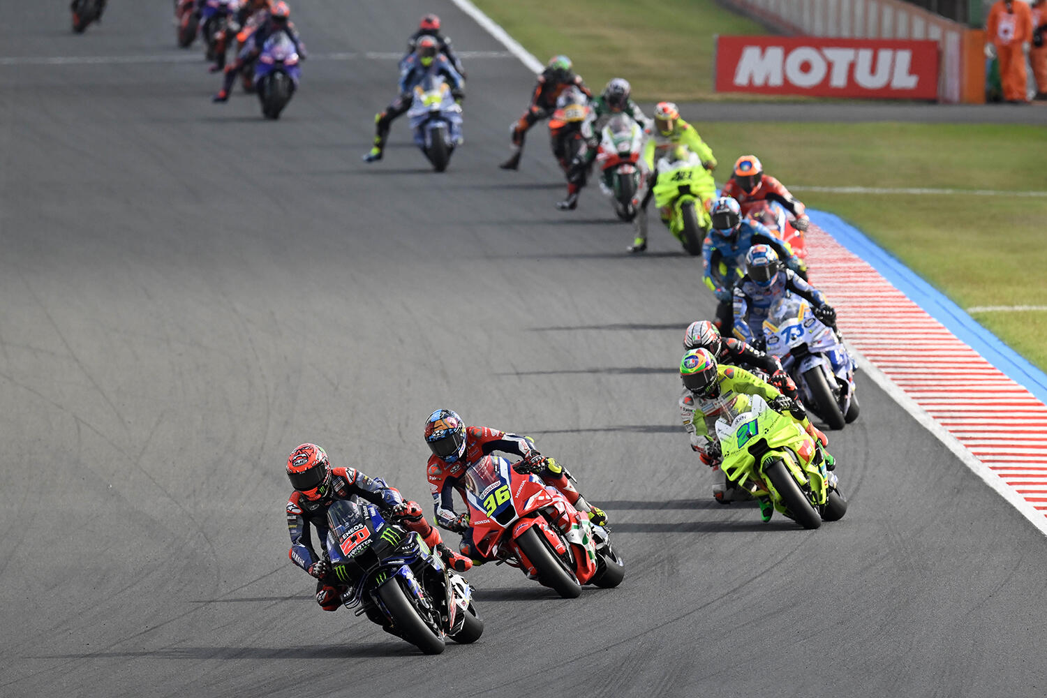 MotoGP:#20法比奥·夸塔拉罗(YZR-M1)抵御住了后方追击,以第8名的成绩完赛